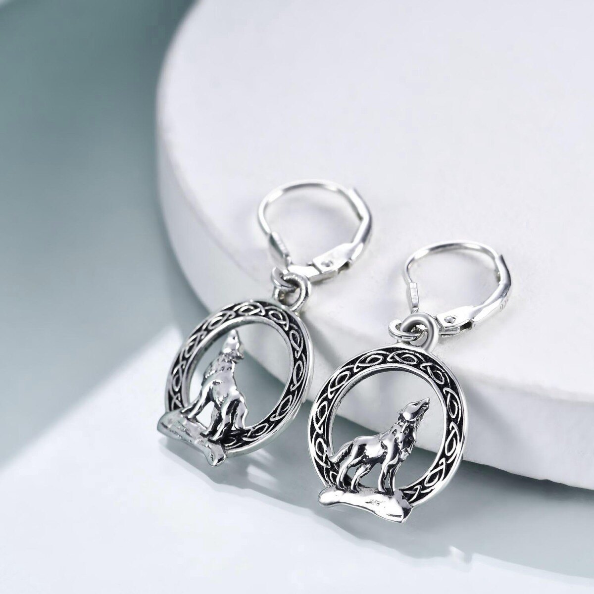 Orecchini a leva in argento sterling con lupo e nodo celtico-3