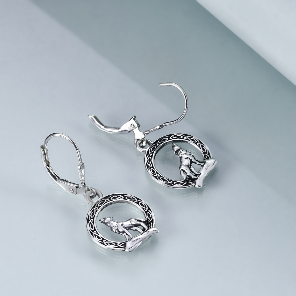 Boucles d'oreilles à levier en argent sterling avec loup et nœud celtique-4