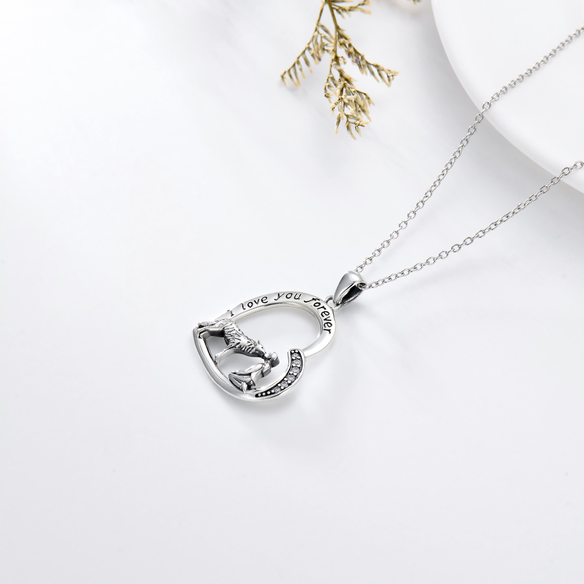 Collana con ciondolo a forma di lupo e cuore in argento 925 con parola incisa-4