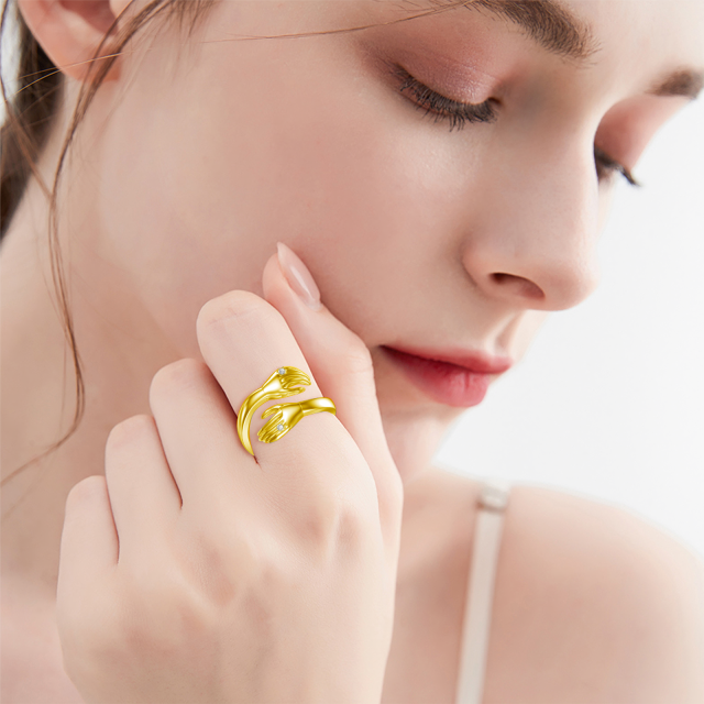 Anillo de abrazo de plata de ley con diamantes creados en laboratorio y forma circular chapado en oro amarillo-3