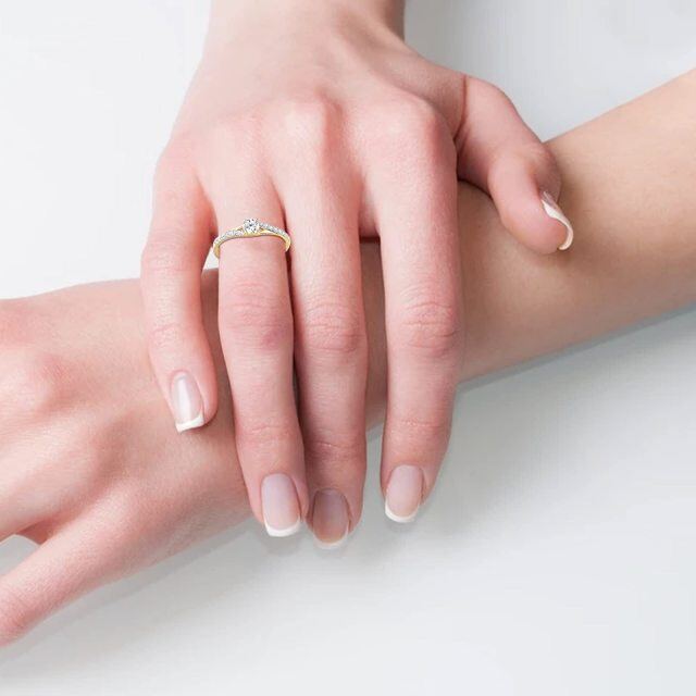 Anillo de boda de plata de ley con baño de oro amarillo con forma circular de moissanita p-2