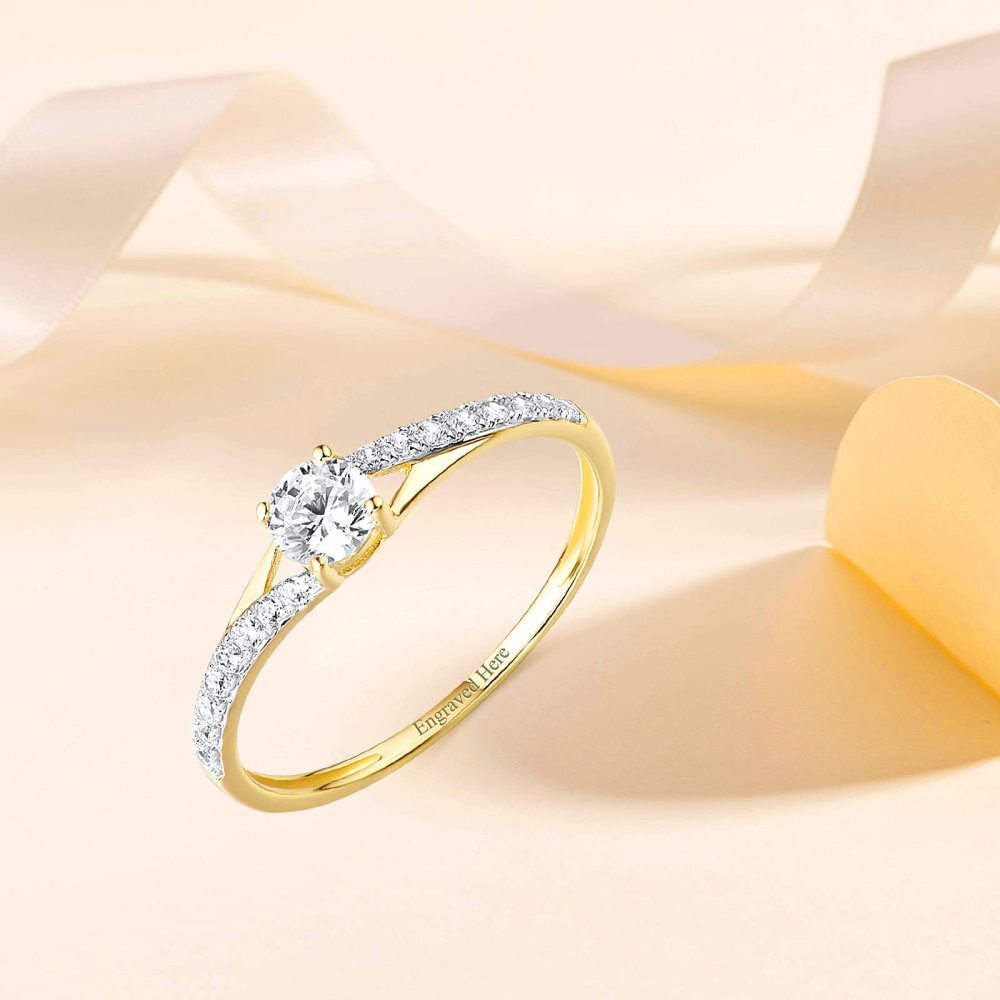 Sterling Silber mit Gelbgold plattiertem rundem Moissanit personalisierter klassischer Namens-Ehering-3