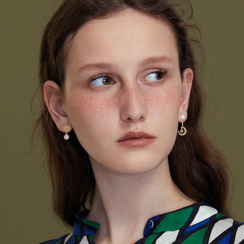 Pendientes colgantes de plata de ley con circonita cúbica circular chapada en oro amarillo y luna de perlas con estrella-2