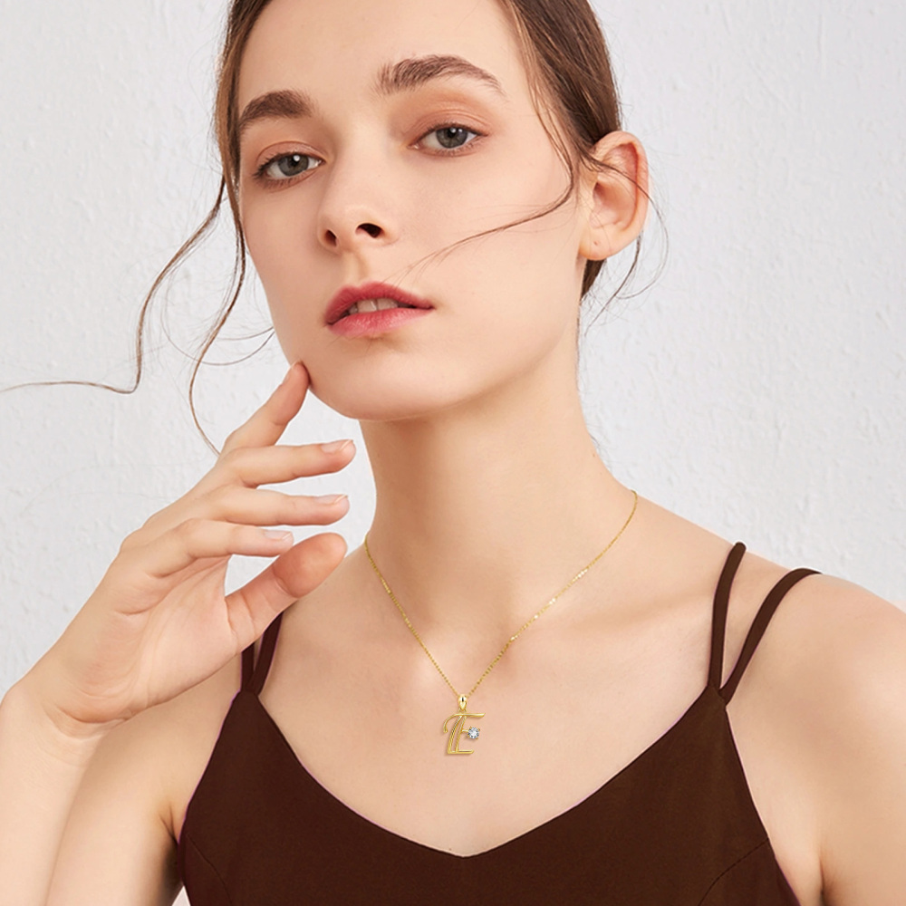 Colar feminino com pendente inicial personalizado em prata de lei banhado a ouro amarelo e zircónias cúbicas (E)-2