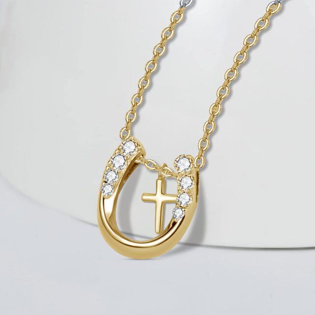 Collana con ciondolo a forma di ferro di cavallo con croce in argento sterling e zirconi cubici placcati in oro giallo-3