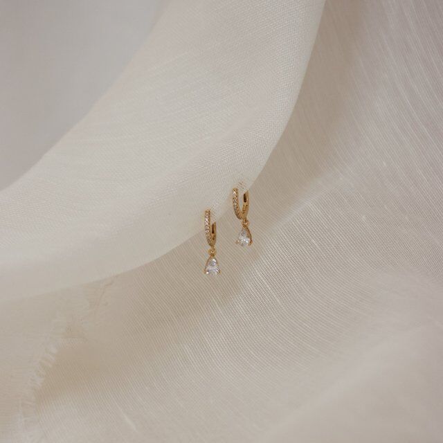 Brincos de prata esterlina com zircónias cúbicas banhadas a ouro amarelo em forma de gota-3