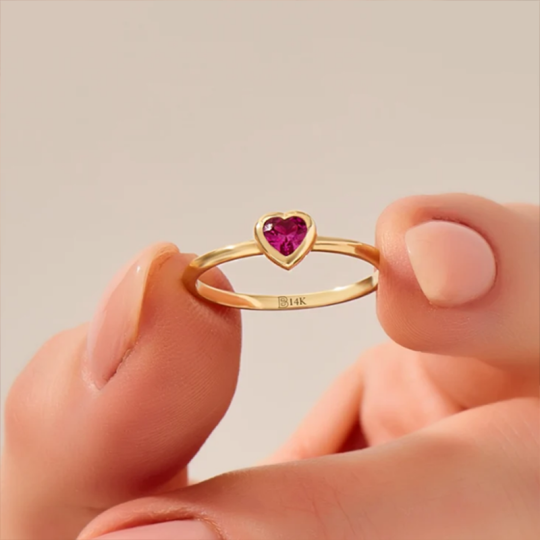 Anillo de oro vermeil con piedra natal personalizada en forma de corazón para mujer