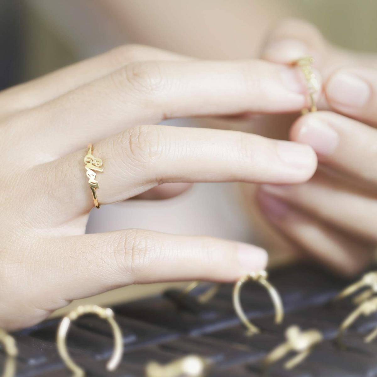 Anillo con nombre clásico personalizado en plata de ley bañado en oro amarillo para mujer-2