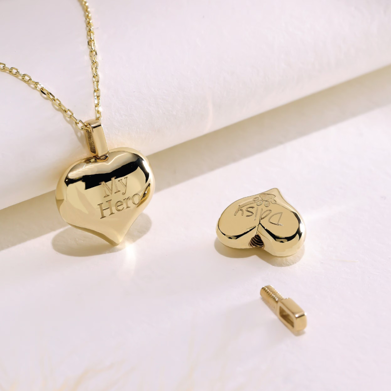 قلادة على شكل جرة قلبية مخصصة للرماد، مصنوعة من الفضة الإسترليني ومطلية بالذهب الأصفر مع حفر شخصي.-1