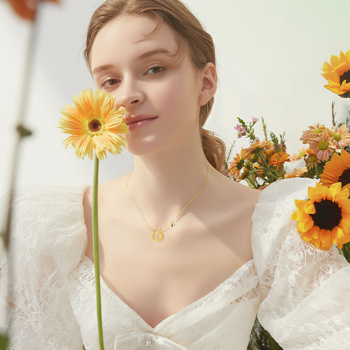 Collar con colgante de corazón de abeja de plata de ley con circonita cúbica redonda chapada en oro amarillo-2