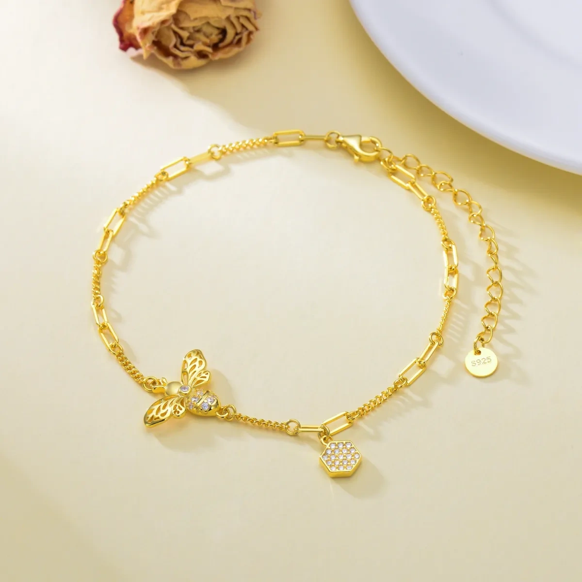 Pulseira com pingente de abelhas em prata de lei e zircão banhado a ouro amarelo-3