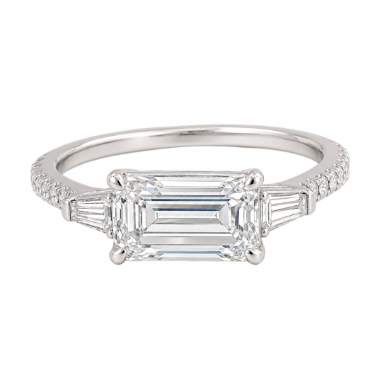 Sterling zilveren verlovingsring met drie stenen, 2 karaat, smaragdgeslepen moissanite en oost-west zetting.