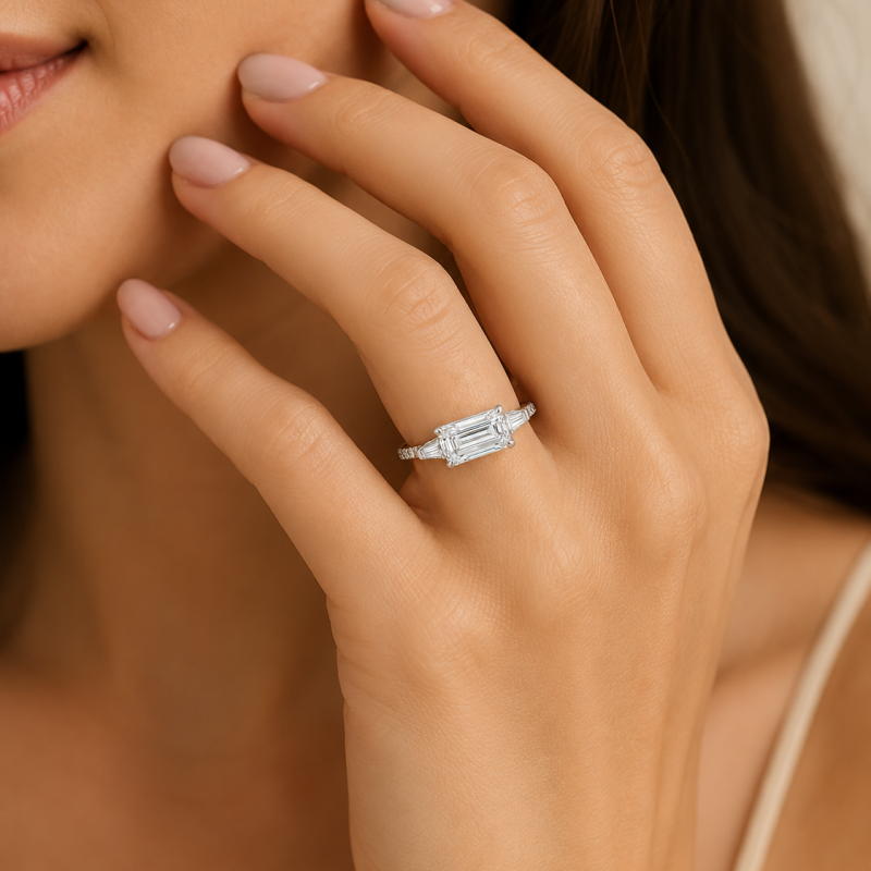 Anillo de compromiso de tres piedras con diamante cultivado en laboratorio de talla esmeralda y engaste horizontal en plata de ley-2