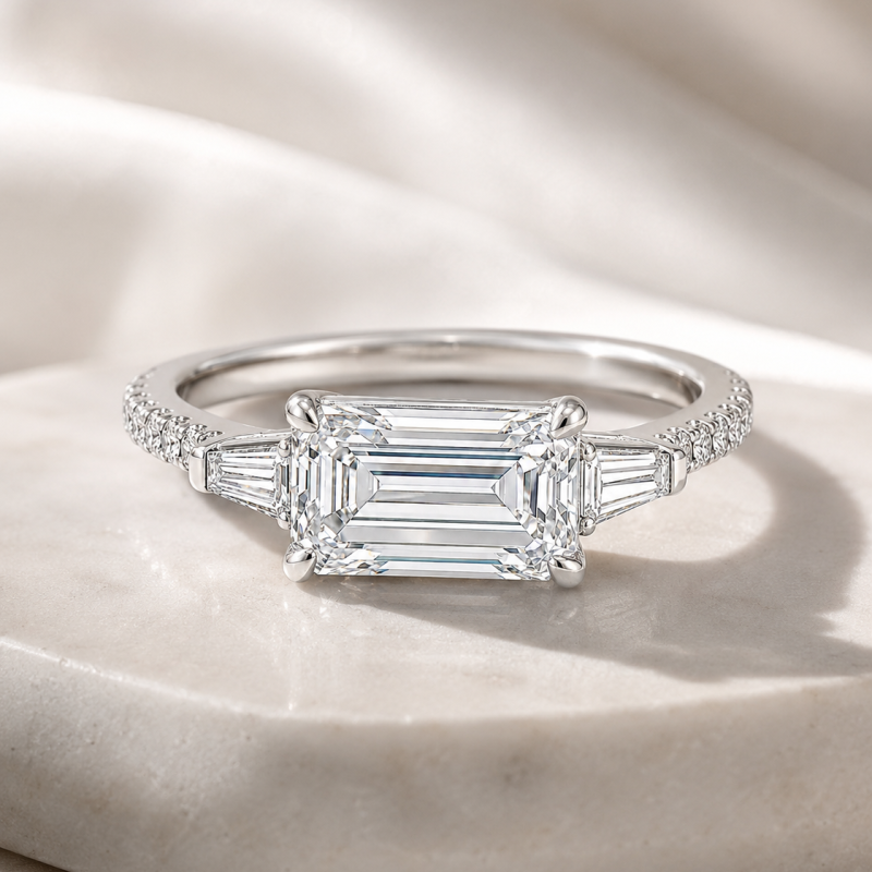 Anillo de compromiso de tres piedras con diamante cultivado en laboratorio de talla esmeralda y engaste horizontal en plata de ley-3