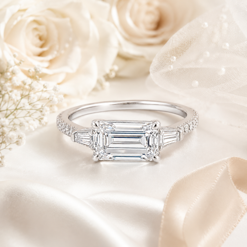 Anillo de compromiso de tres piedras con diamante cultivado en laboratorio de talla esmeralda y engaste horizontal en plata de ley-5