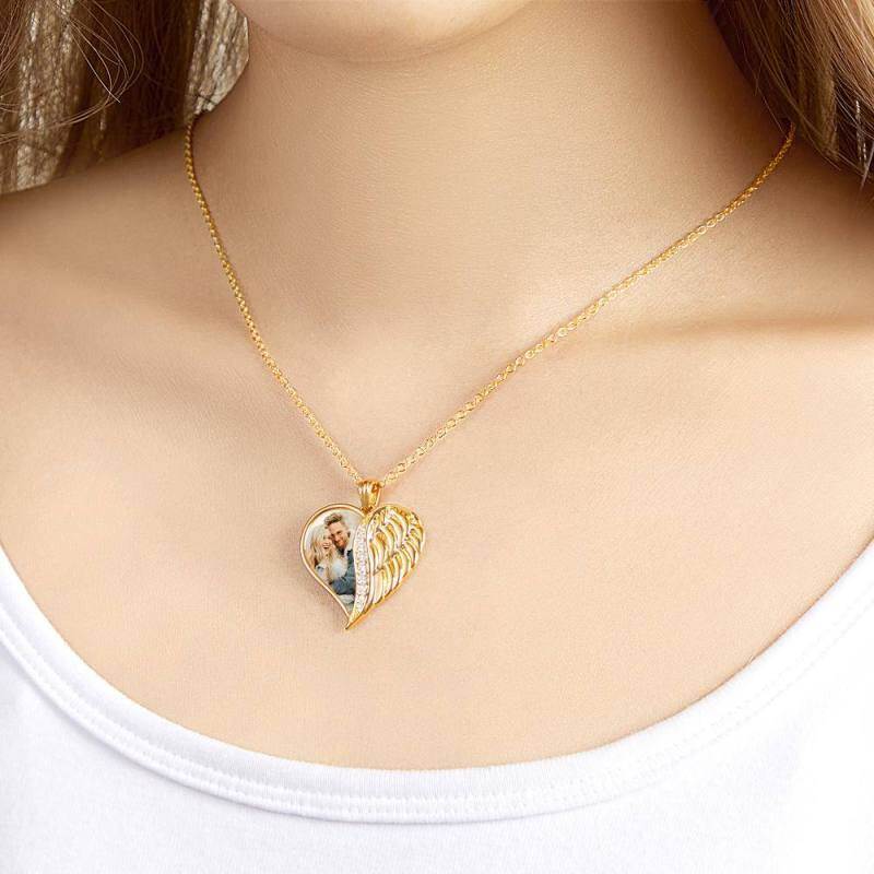 Colar com medalhão fotográfico personalizado em prata esterlina com asa de anjo e coração banhado a ouro-2
