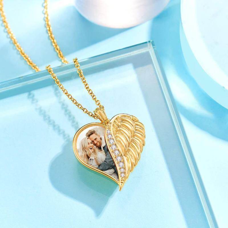 Colar com medalhão fotográfico personalizado em prata esterlina com asa de anjo e coração banhado a ouro-3