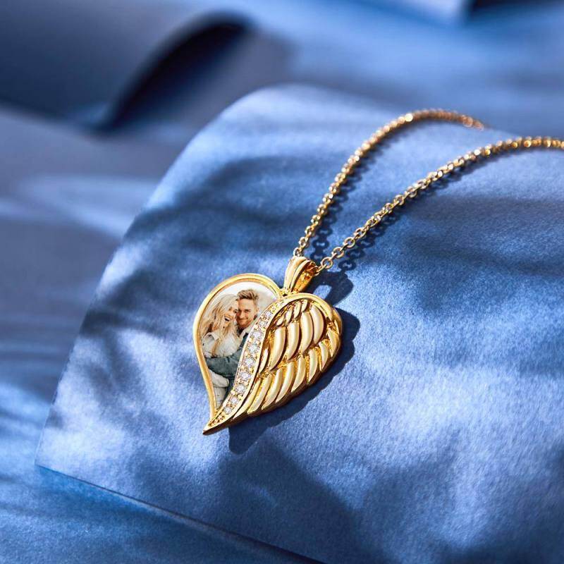 Colar com medalhão fotográfico personalizado em prata esterlina com asa de anjo e coração banhado a ouro-4