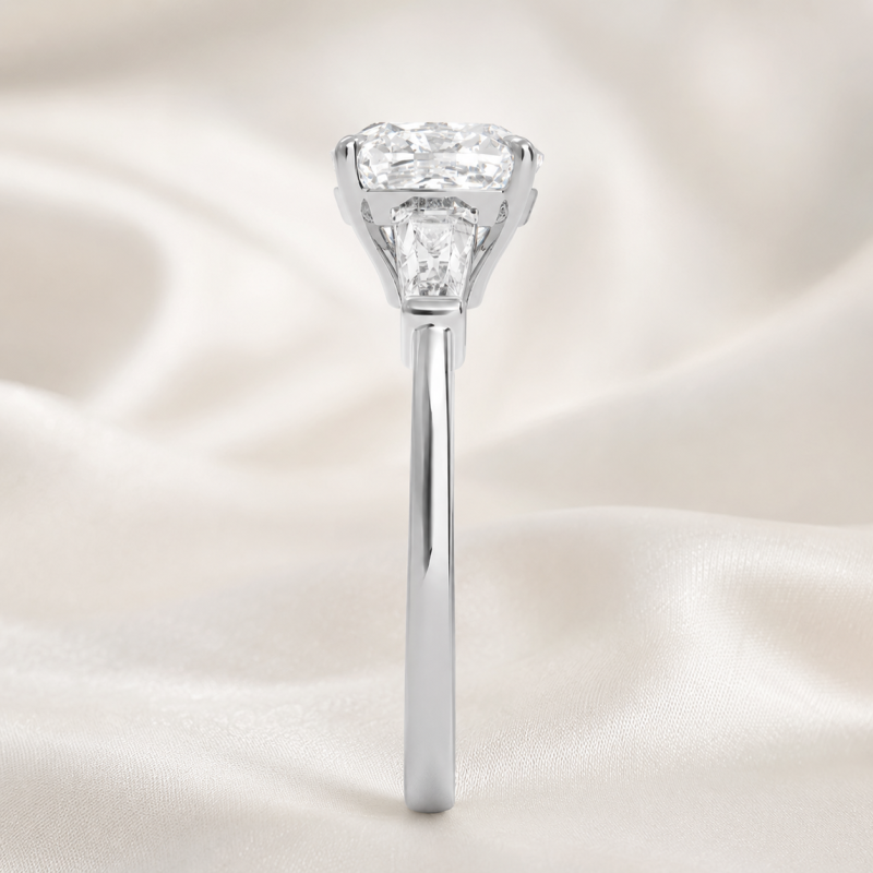 Verlobungsring aus Sterlingsilber mit Kissenschliff und im Labor gezüchteten Diamanten (Dreistein)-3