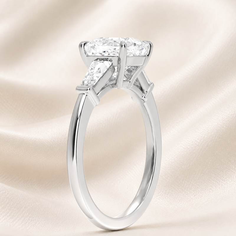 Verlobungsring aus Sterlingsilber mit Kissenschliff und im Labor gezüchteten Diamanten (Dreistein)-4