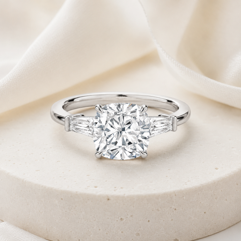 Verlobungsring aus Sterlingsilber mit Kissenschliff und im Labor gezüchteten Diamanten (Dreistein)-5