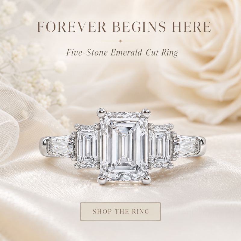 Bague de fiançailles trois pierres en or blanc 18 carats, sertie d'un diamant taille émeraude de 1 carat et d'un diamant de laboratoire taille baguette effilée.-5