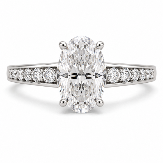 Verlovingsring van sterling zilver met ovale moissanite zetting en zijstenen in een kanaalzetting.