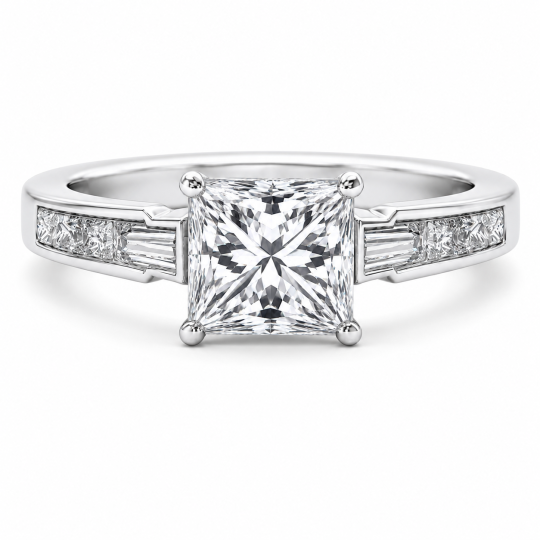 Verlovingsring van sterling zilver met prinsesgeslepen moissanite zijstenen in een kanaalzetting.