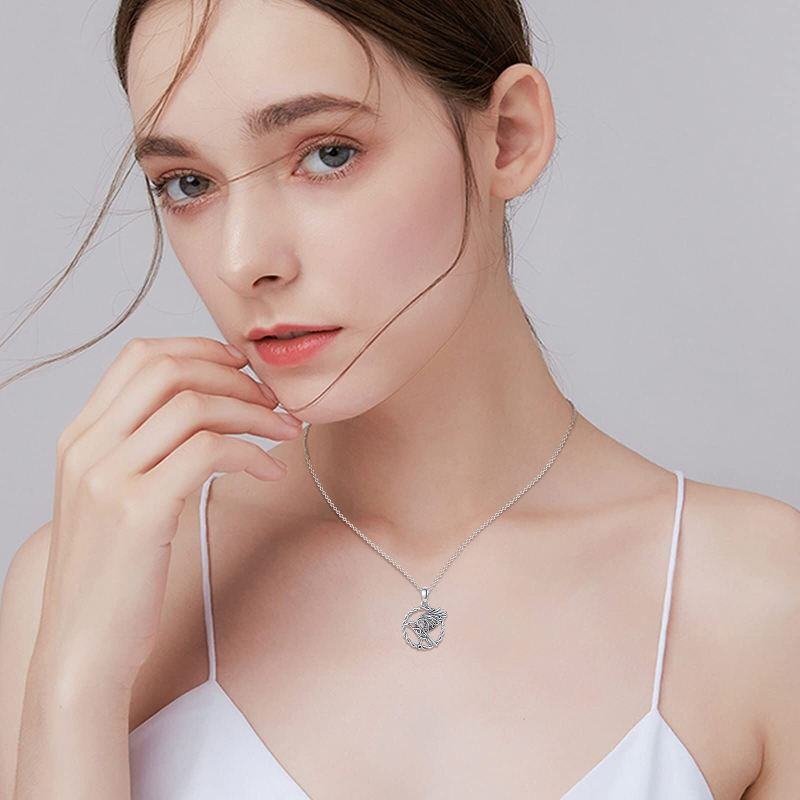 Collar de plata de ley con cuervo y nudo celta-2