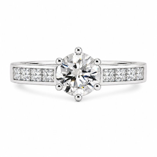 Sterling zilveren verlovingsring met ronde moissanite zijsteen in kanaalzetting.