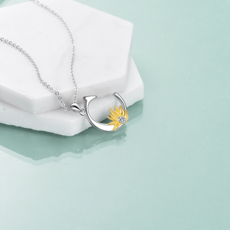 Collar con colgante de girasol personalizado con inicial C y circonita cúbica circular de dos tonos en plata de ley para mujer-4