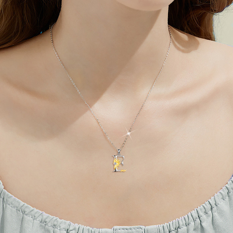 Collar con colgante de girasol personalizado con inicial E y circonita cúbica circular de dos tonos en plata de ley para mujer-2