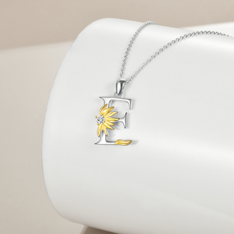 Collar con colgante de girasol personalizado con inicial E y circonita cúbica circular de dos tonos en plata de ley para mujer-4