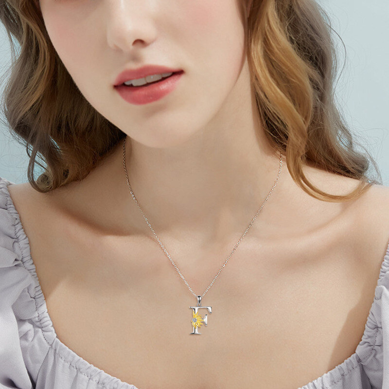 Collar con colgante de girasol personalizado con inicial F y circonita cúbica circular de dos tonos en plata de ley para mujer-2