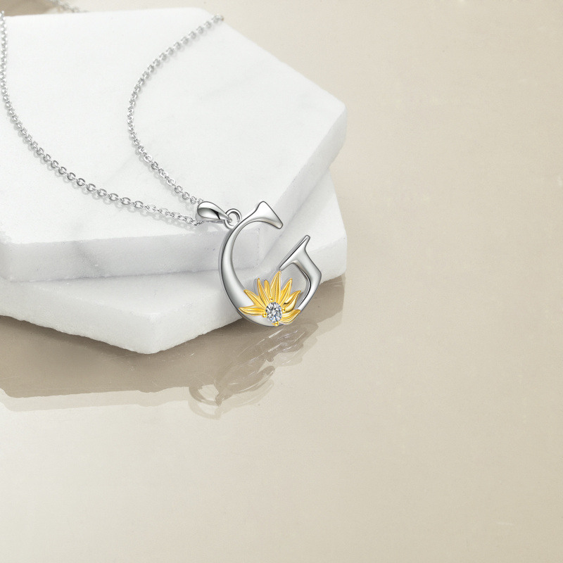 Collar con colgante de girasol personalizado con inicial G y circonita cúbica circular de dos tonos en plata de ley para mujer-3