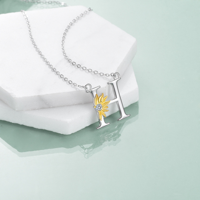 Collar con colgante de girasol personalizado con inicial H y circonita cúbica circular de dos tonos en plata de ley para mujer-4