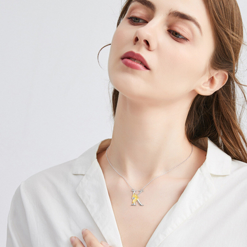 Collar con colgante de girasol personalizado con la inicial K y circonita cúbica circular de dos tonos en plata de ley para mujer-2