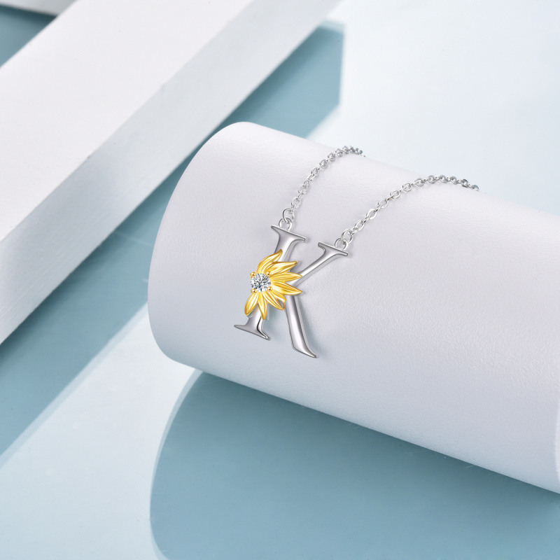 Collar con colgante de girasol personalizado con la inicial K y circonita cúbica circular de dos tonos en plata de ley para mujer-3