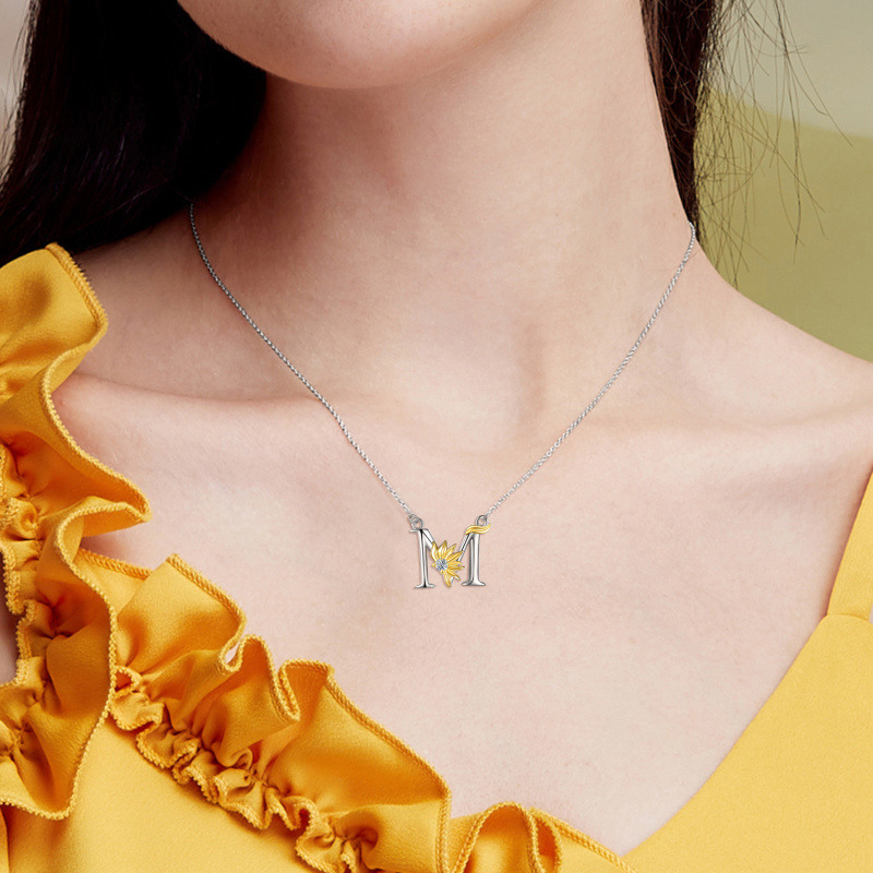 Collar con colgante de girasol personalizado con inicial M y circonita cúbica circular de dos tonos en plata de ley para mujer-2