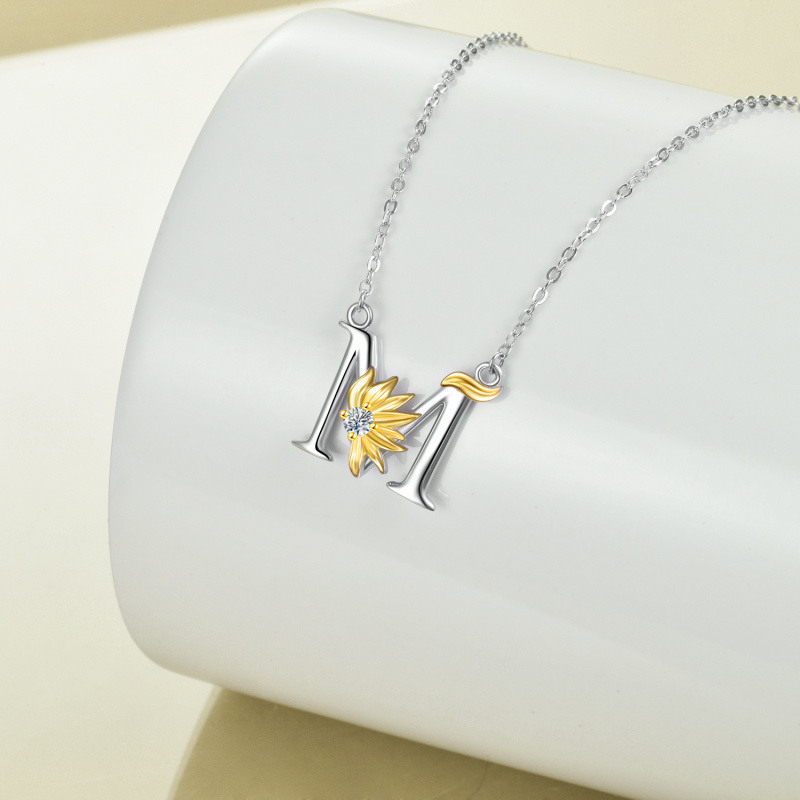 Collar con colgante de girasol personalizado con inicial M y circonita cúbica circular de dos tonos en plata de ley para mujer-3