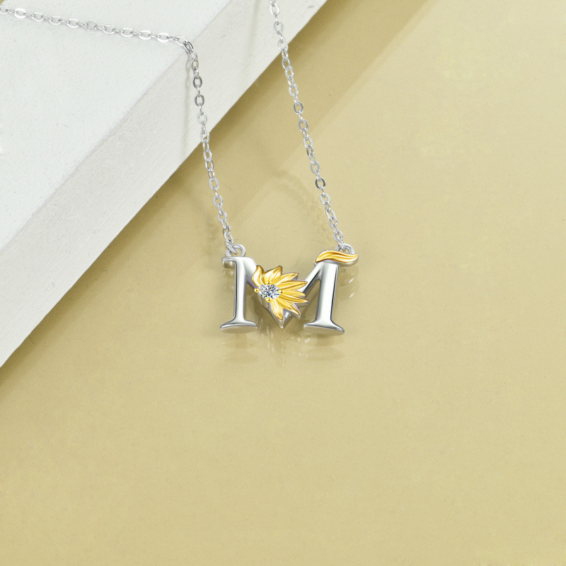 Collar con colgante de girasol personalizado con inicial M y circonita cúbica circular de dos tonos en plata de ley para mujer-4