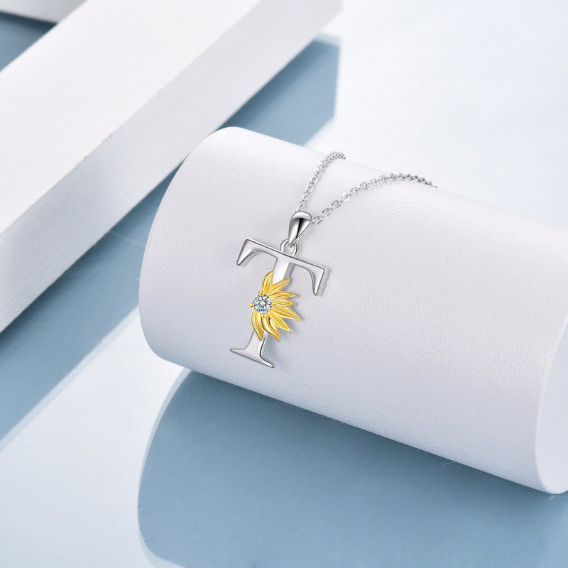Collar con colgante de girasol personalizado con inicial T y circonita cúbica circular de dos tonos en plata de ley para mujer-4