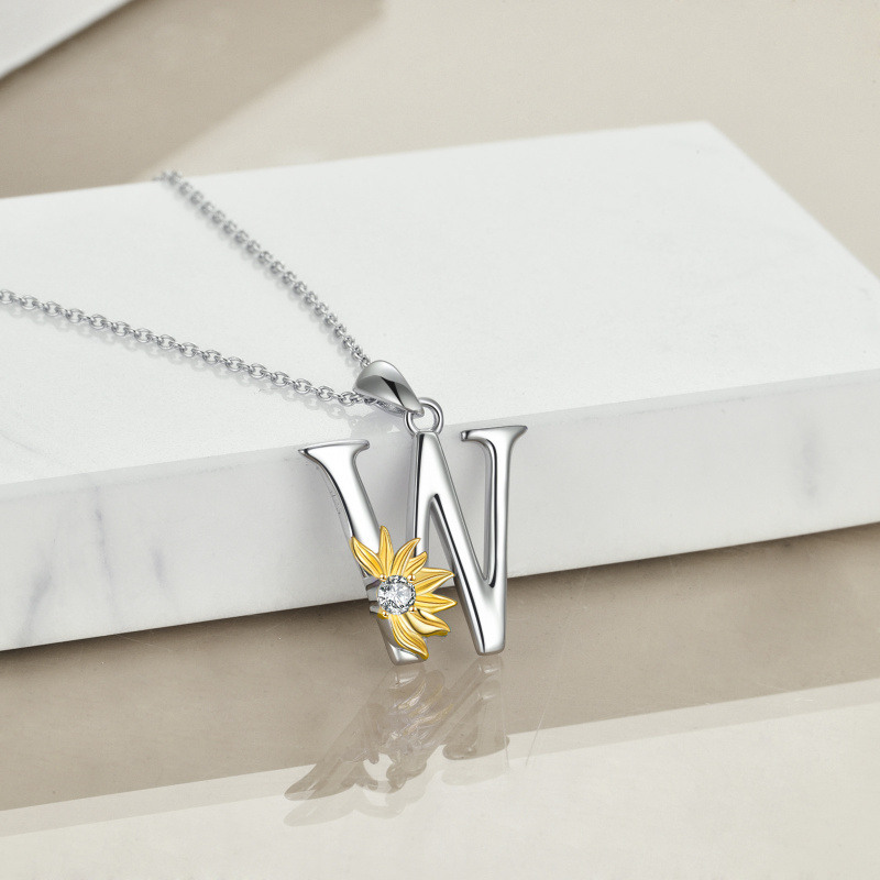 Collar con colgante de girasol personalizado con inicial W y circonita cúbica circular de dos tonos en plata de ley para mujer-3