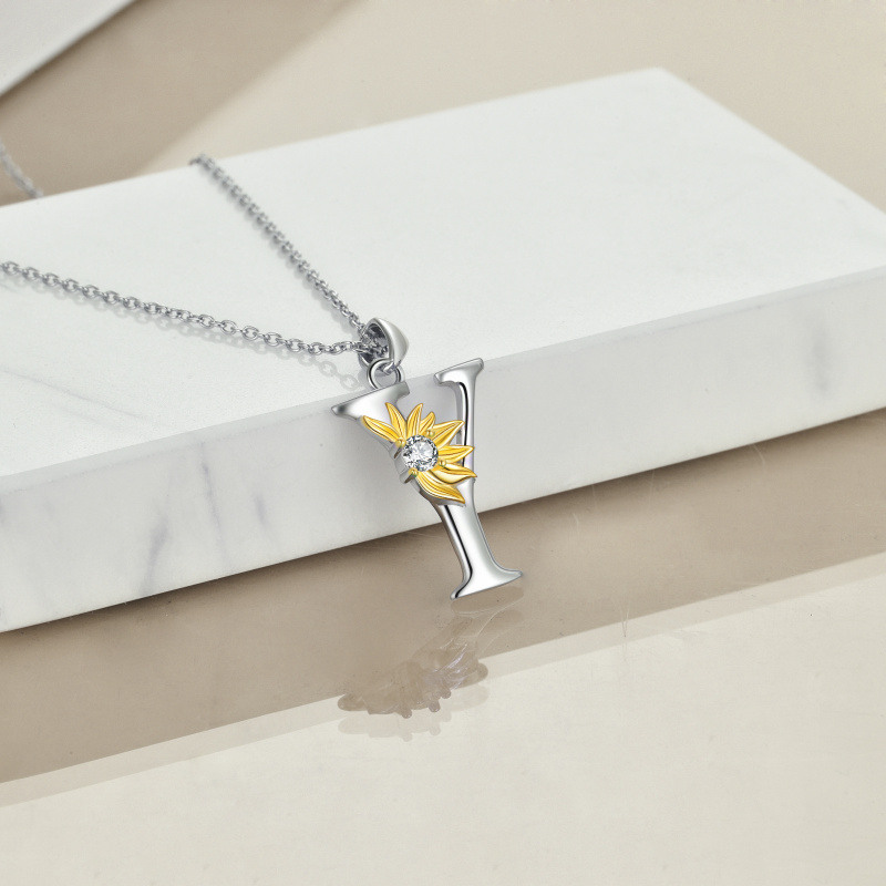 Collar con colgante de girasol personalizado con inicial Y y circonita cúbica circular de dos tonos en plata de ley para mujer-3