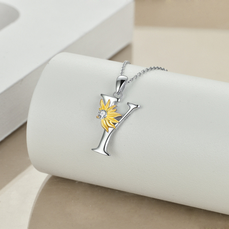 Collar con colgante de girasol personalizado con inicial Y y circonita cúbica circular de dos tonos en plata de ley para mujer-4