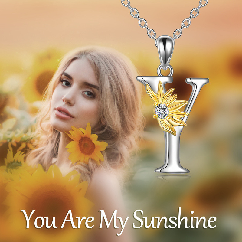 Collar con colgante de girasol personalizado con inicial Y y circonita cúbica circular de dos tonos en plata de ley para mujer-6