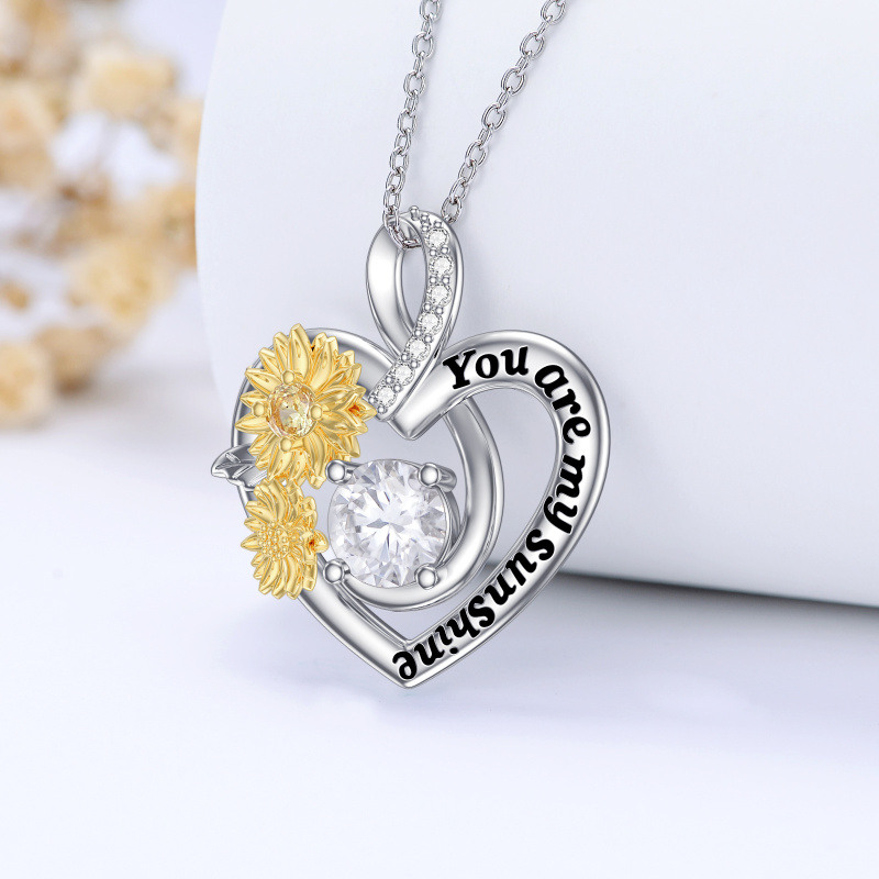 Collar con colgante de corazón de girasol de moissanita en forma circular de dos tonos de plata de ley con palabra grabada-3