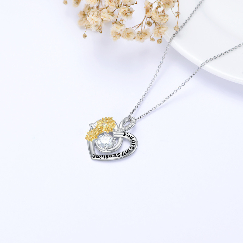Collar con colgante de corazón de girasol de moissanita en forma circular de dos tonos de plata de ley con palabra grabada-4