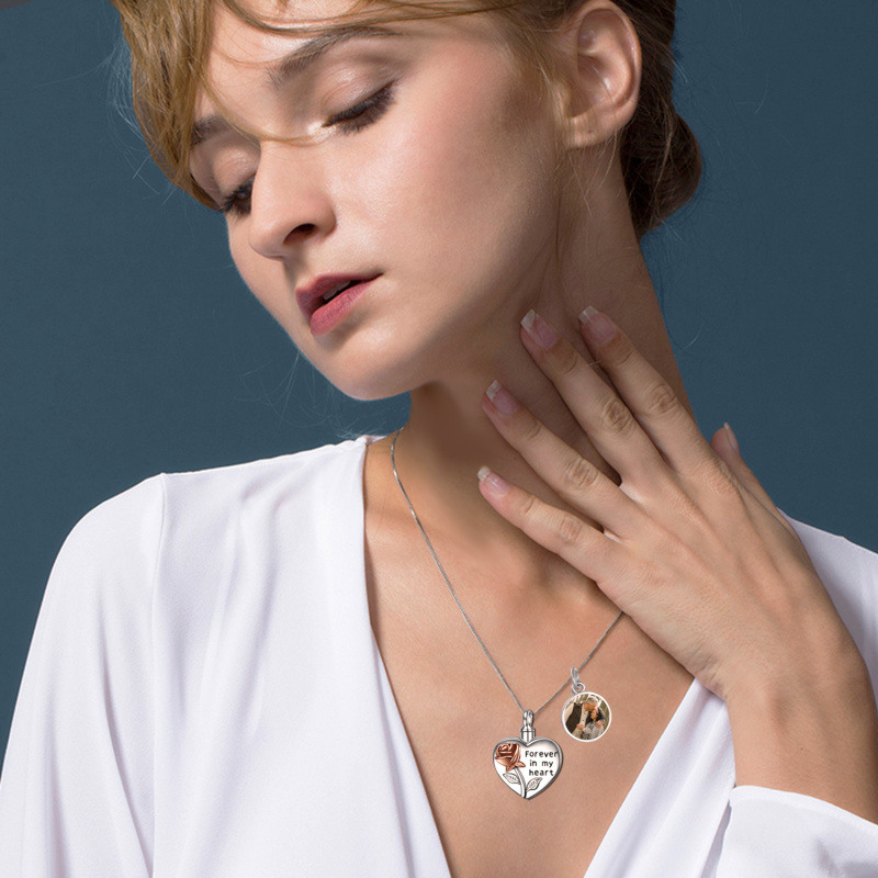 Collar de urna para cenizas de mujer en plata de ley con foto personalizada de rosa bicolor y corazón.-2