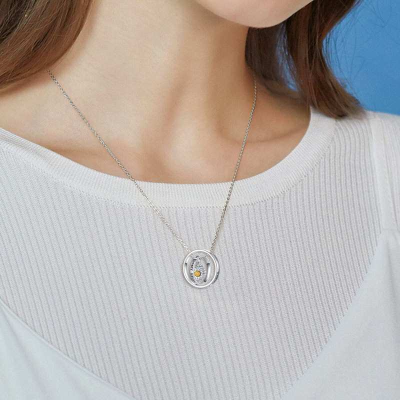 Collar de urna circular giratorio de girasol de dos tonos de plata de ley para cenizas con palabra grabada-2